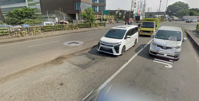 Jalan rusak di Jl. HM. Joyo Martono