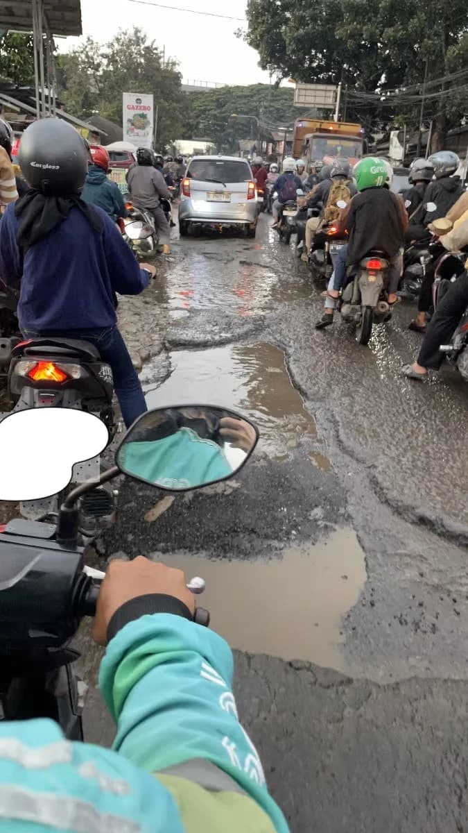 Jalan rusak di Jalan Jl. Raya Setu No.39